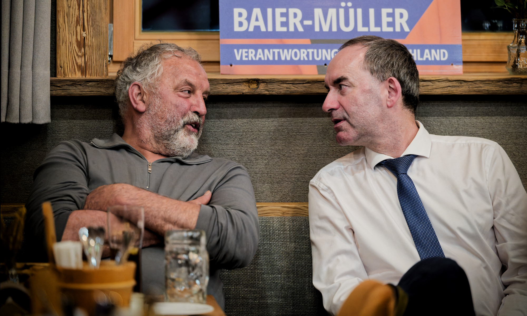 Hubert Aiwanger im Gespräch mit einem Besucher am 1. Februar 2025 im Bernardi Bräu in Kranzegg. Im Rahmen des Bundestagswahlkampfs 2025 stellte sich der Vorsitzende der Freien Wähler den Fragen interessierter Bürgerinnen und Bürger.